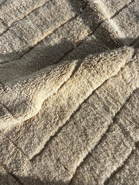 Image 1 of Nieuw handgeweven Marokkaans Mrirt-tapijt van natuurlijke wol – minimalistisch geometrisch ontwerp