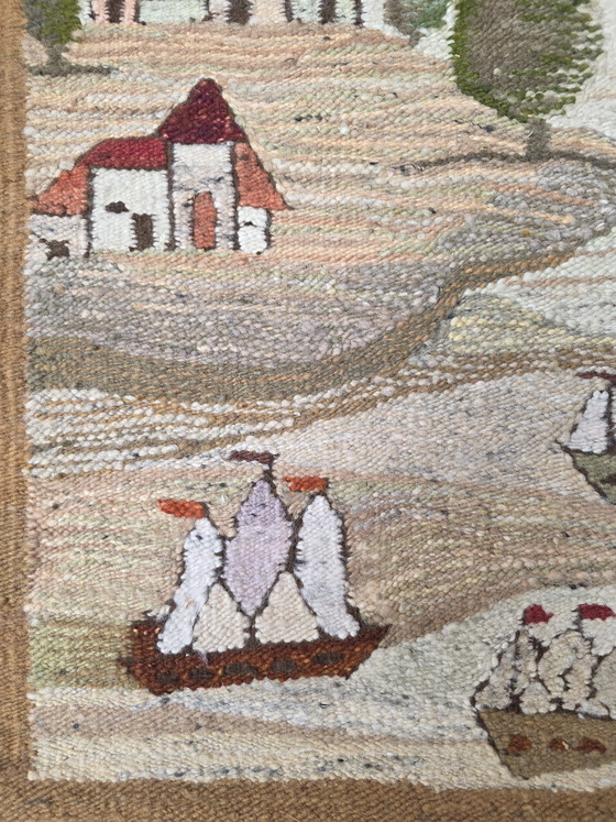Image 1 of Tapisserie murale polonaise vintage tissée à la main représentant des villages et des bateaux