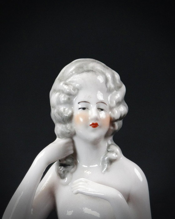 Image 1 of Media muñeca de porcelana alemana María Antonieta Siglo XX