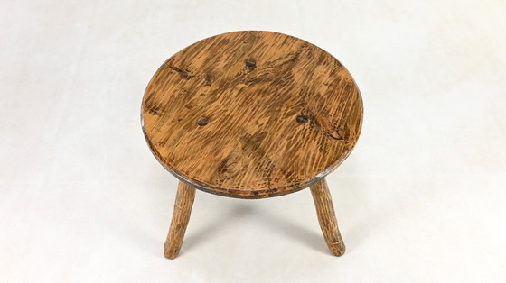 Image 1 of Paar primitive Dreibein-Tische. Frankreich, ca. 1940.