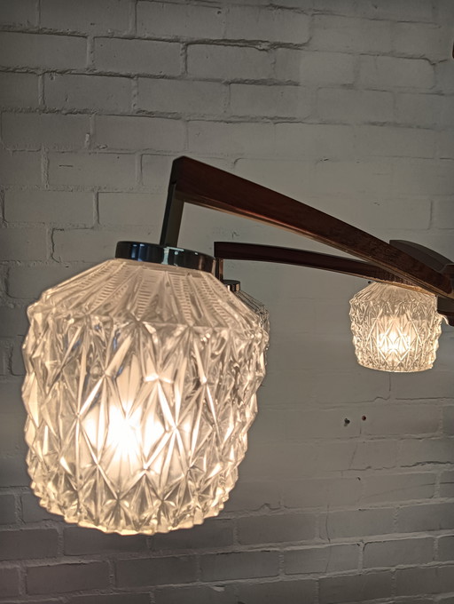 Lampe des années 1960, en teck et avec 6 magnifiques abat-jour en verre.