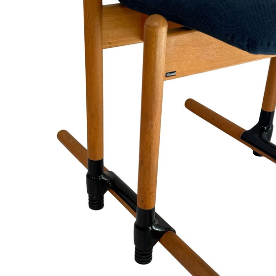 Image 1 of Peter Opsvik - Stokke - Flysit - Ergonomisch geformter Schaukelstuhl - Blauer Stoffbezug und Holzrahmen