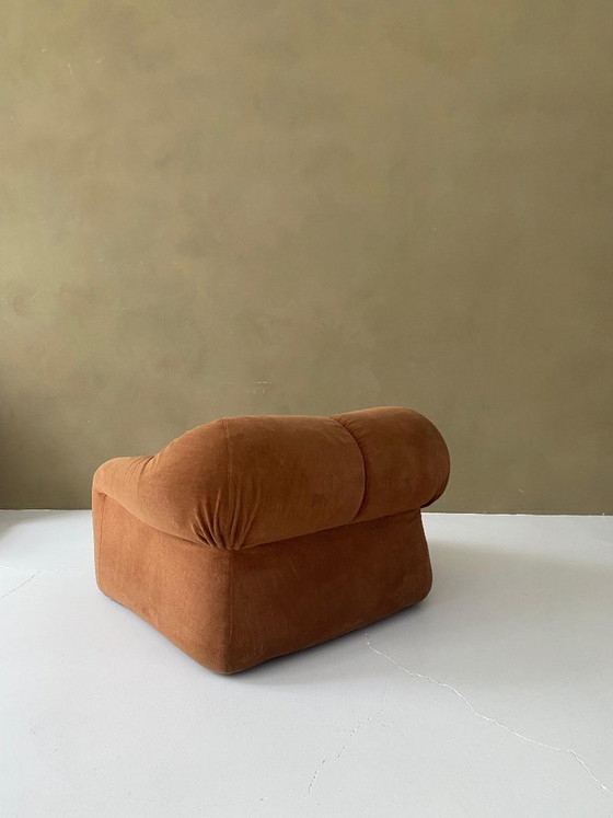 Image 1 of Fauteuil italien vintage moelleux en tissu velours orange terracotta