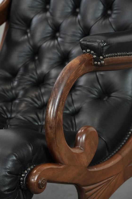 Image 1 of Poltrona Chesterfield in pelle di vacchetta nera, classica e confortevole, in buone condizioni