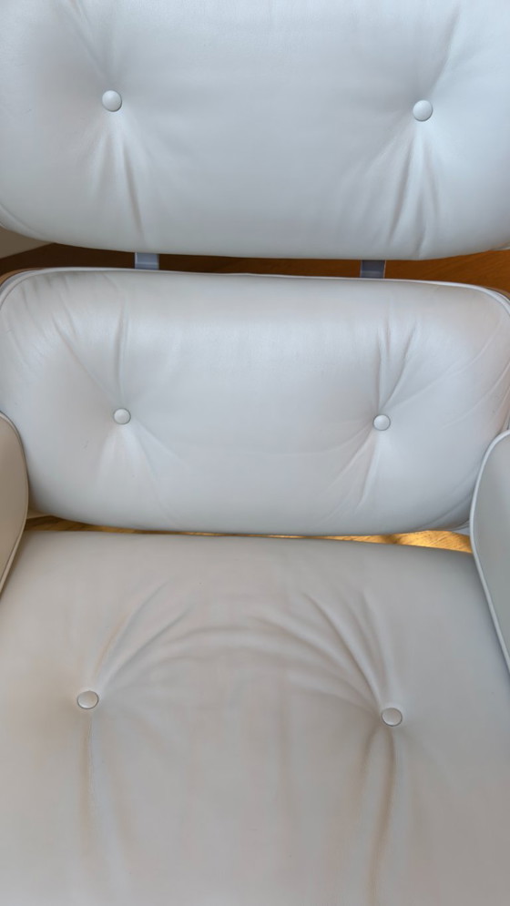 Fauteuil et repose-pieds Vitra Eames en noyer et cuir blanc – Chaises & fauteuils, Leather, Metal (photo 13 of 18)