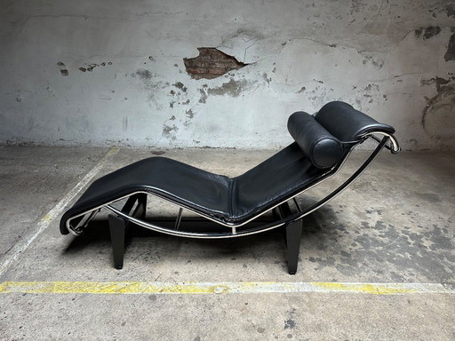Cassina LC4 Chaise Longue black leather