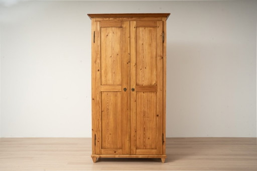 Antiker deutscher Kiefernholz-Kleiderschrank mit Kleiderstange und Regal, spätes 19. Jahrhundert