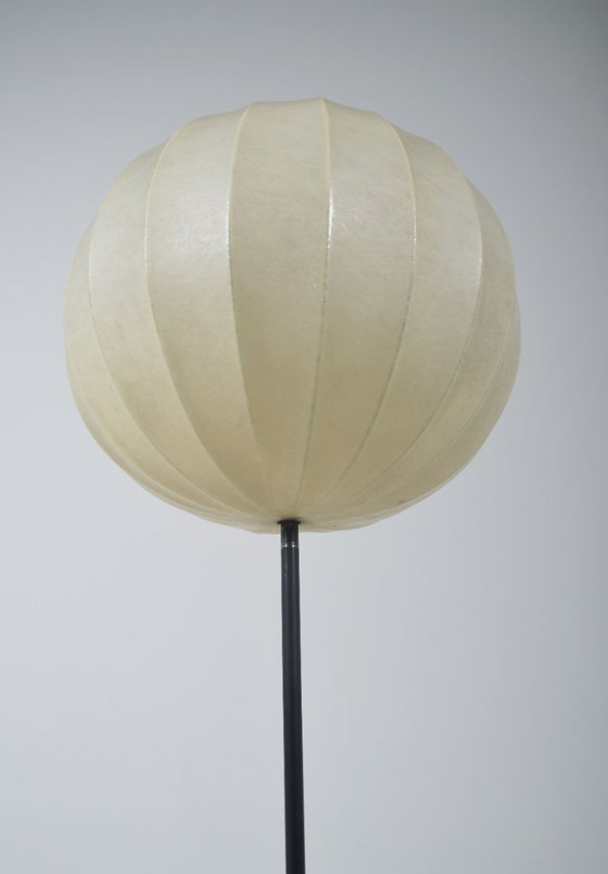 Image 1 of Lampadaire trépied vintage en forme de cocon avec accents en laiton, années 1960