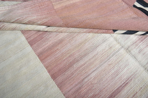 Image 1 of Handgewebter Designer Kelim Fars – 294 x 206 cm – Modernes Unikat in Rosé & Creme