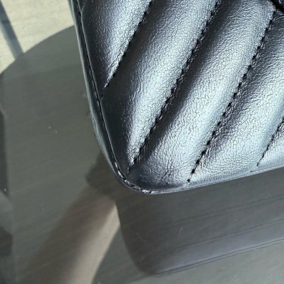 Image 1 of Borsa Chanel Classic Flap Medium - 25 cm in pelle di agnello con motivo chevron, nera, con finiture dorate, serie 23