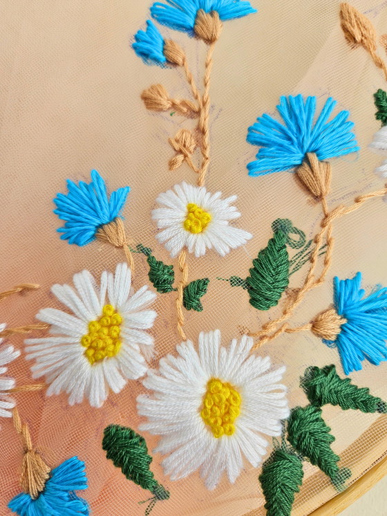 Image 1 of Handgemaakte borduurring - Madeliefjes & Blauwe Wilde Bloemen op Tule met Perzik Tule Staart - 31 cm