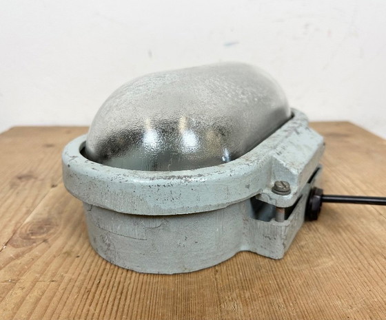 Image 1 of Industrielle Wandleuchte aus Aluminiumguss mit Milchglas von Elektrosvit, 1970er Jahre