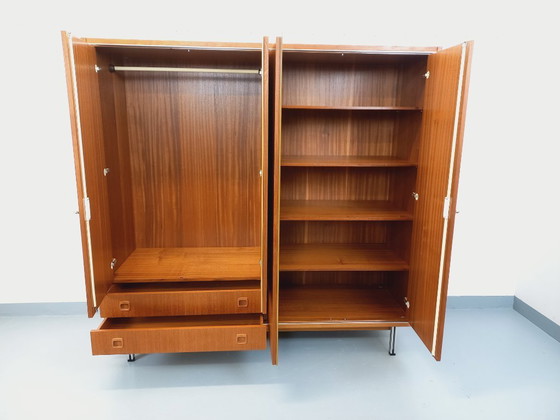Image 1 of Vintage Scandinavische modernistische kledingkast van teakhout en metaal uit de jaren 60.
