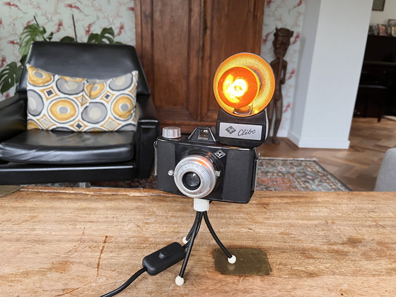 Image 1 of Lamp op retro statief met vintage Agfa camera
