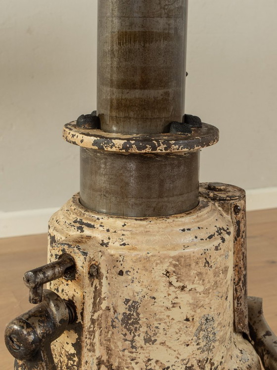 Image 1 of Industrieller Linoleumtisch mit gusseisernem Gestell