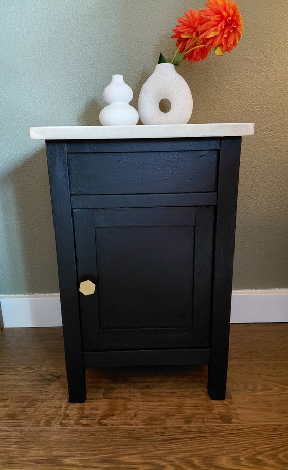 Image 1 of Comodino nero con piano in marmo