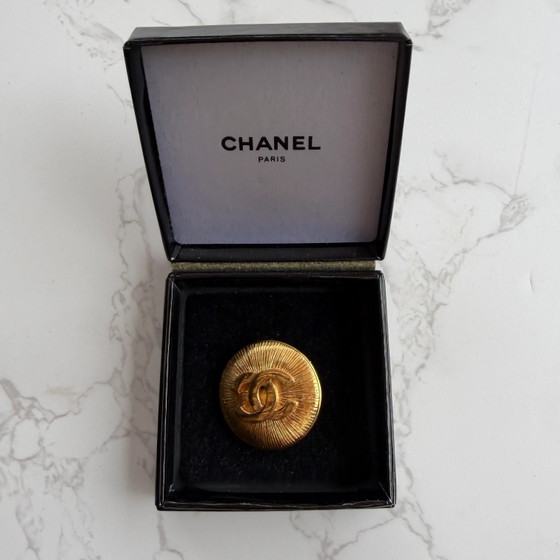 Chanel round CC logo brooch 24k gold-plated – Decorative Objects, Vintage (photo 4 of 9)