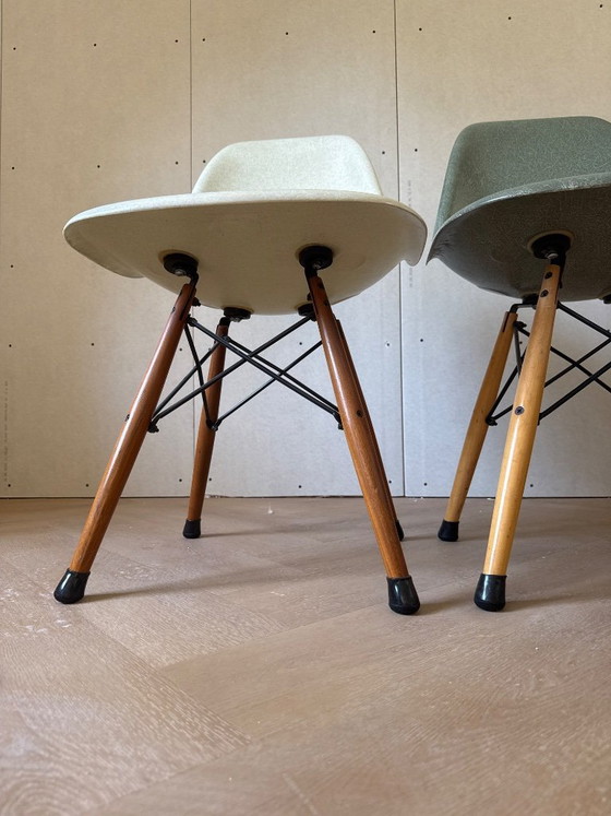 Sedia Eames in fibra di vetro Modernica Los Angeles Sedie da pranzo – Vitra, Wood, Plastic (photo 7 of 8)