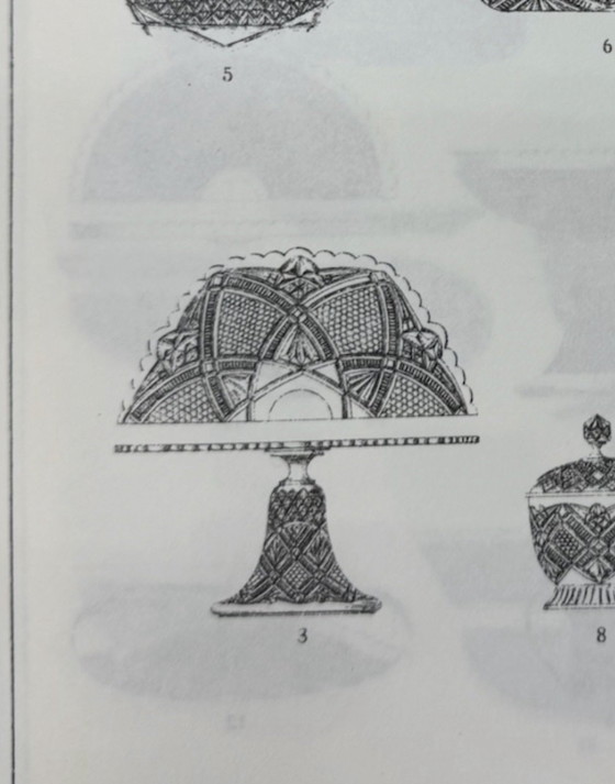 Image 1 of Val Saint Lambert “Gilbert” taartstandaard – Geperst kristal – Vermeld in de catalogus van 1913 – Grootste formaat (31 cm)