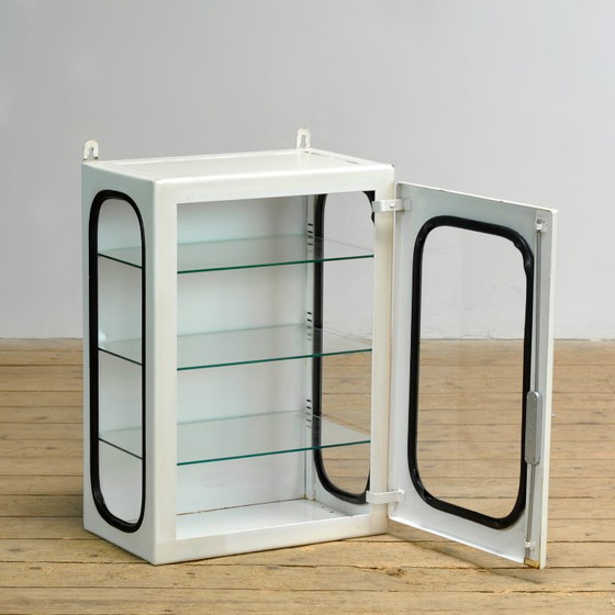 Armario médico antiguo, mueble de pared, década de 1970. – Armarios de pared, Glass, Metal, Vintage (photo 5 of 11)