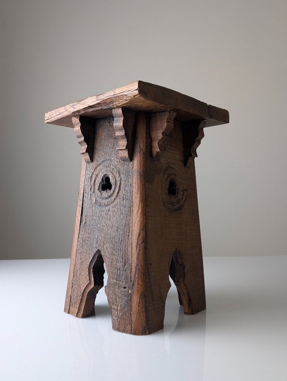 Image 1 of Taburete monástico de roble con pedestal y perforaciones de trébol, estilo neogótico francés, década de 1900.