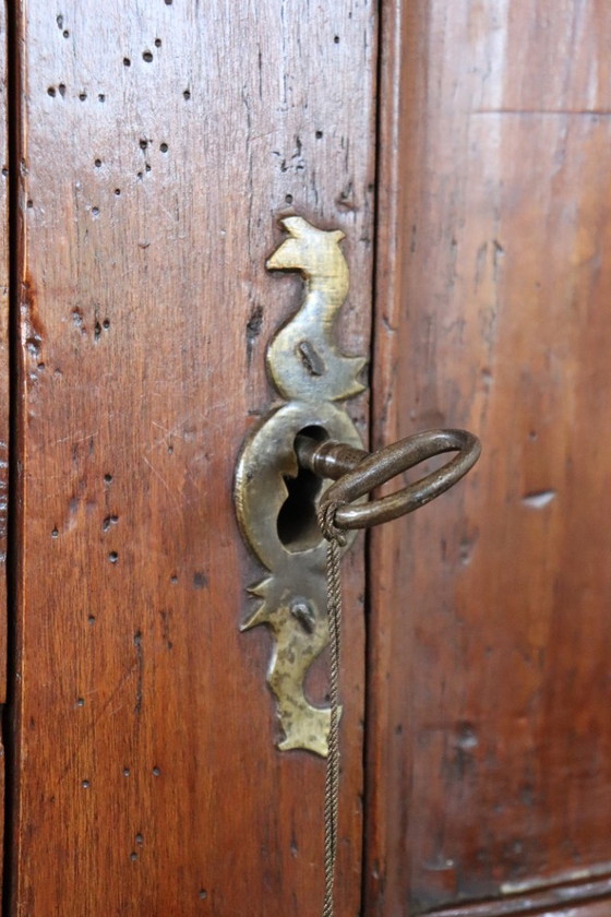 Image 1 of Raro armario antiguo en madera de álamo, Italia Mediados del siglo XVIII