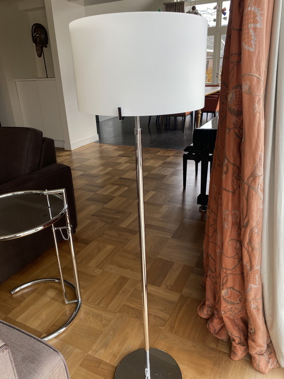 Image 1 of 2 lampadaires Pradina blancs