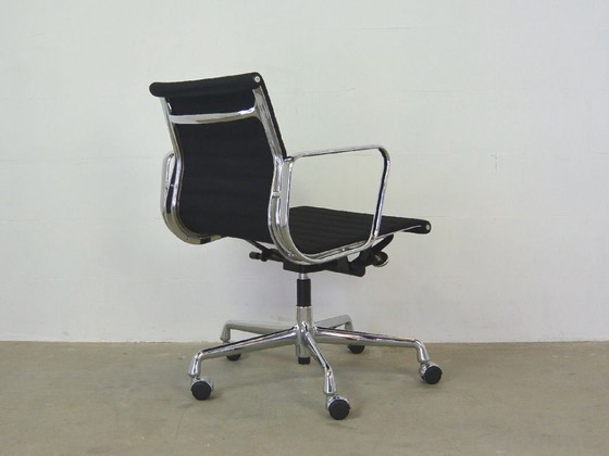 Sedia da ufficio Vitra Ea 117, Charles Eames – Sedie girevoli, Alluminio (photo 3 of 10)