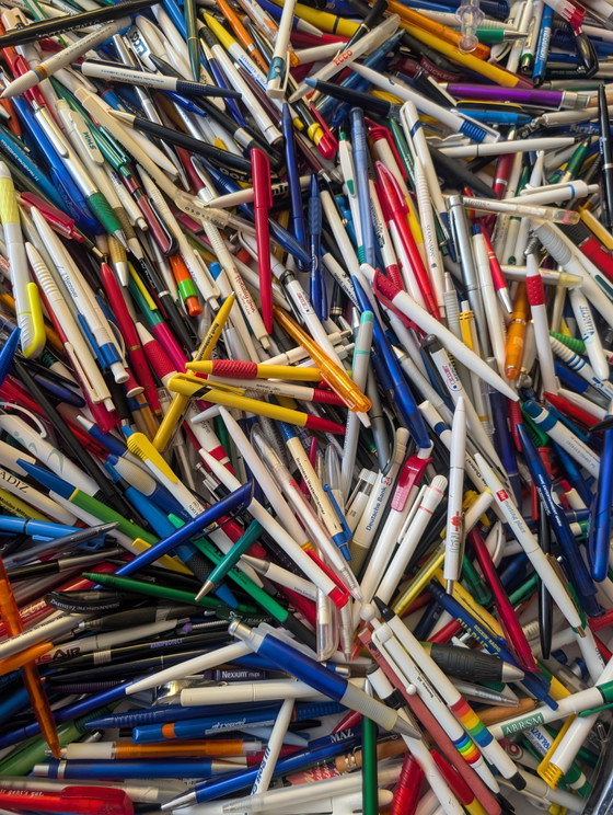 Image 1 of 2 684 stylos à bille / objets publicitaires de collection