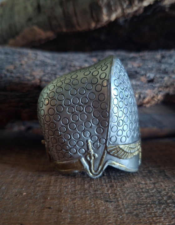 Image 1 of Oggetti da collezione: replica 3D di un'armatura medievale e 3 elmi storici in metallo in miniatura - decorazione da collezione.