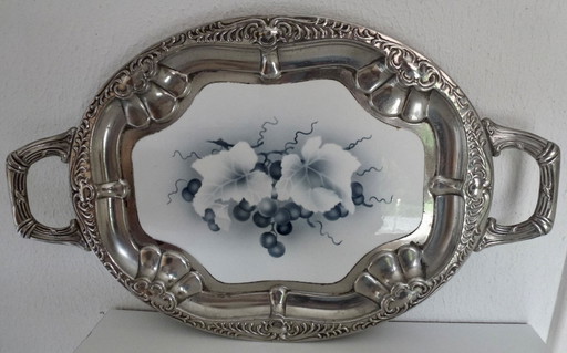 Plateau vintage, bord argenté, avec pièce centrale décorative en porcelaine.