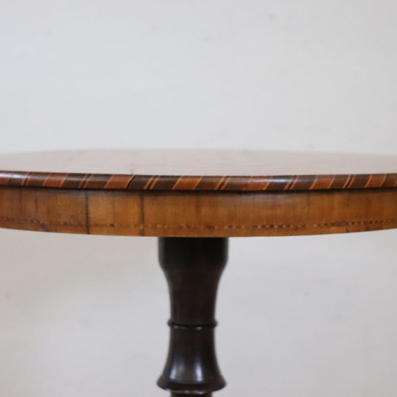 Image 1 of Antieke bijzettafel van notenhout met inlegwerk, Italië, 19e eeuw