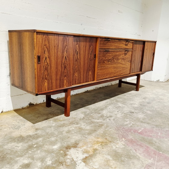 Image 1 of Bellissima credenza di grandi dimensioni di metà secolo con impiallacciatura in palissandro di Fristho, anni '60