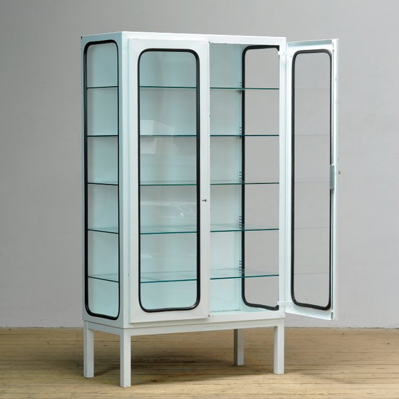 Image 1 of Armoire médicale vintage, années 1970