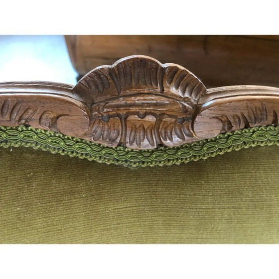 Image 1 of Ensemble trois pièces comprenant un fauteuil et un canapé en noyer de style italien, datant du milieu du XXe siècle.