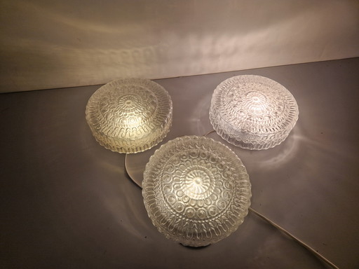 3 Plafonniers ou appliques en verre Mid Century