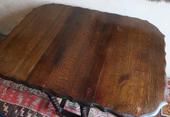 Image 1 of Ancienne table à manger à rallonge en chêne patiné avec bords sculptés, 1900