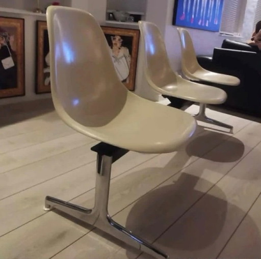 Originele Eames Fiberglass Chair-bank, ontworpen door Charles & Ray Eames en geproduceerd door Vitra.