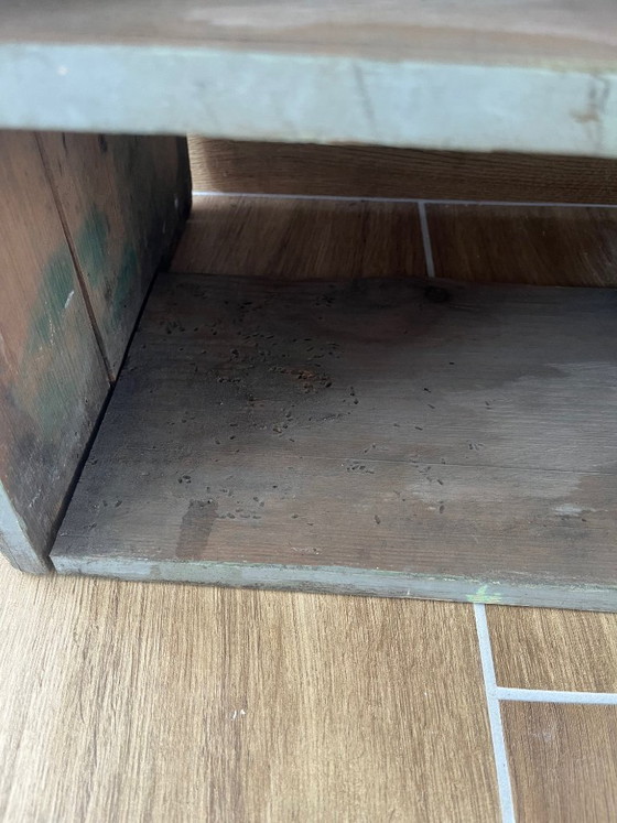 Image 1 of Großer antiker Werkstattschrank mit patinierten Holzfächern, 20. Jahrhundert.