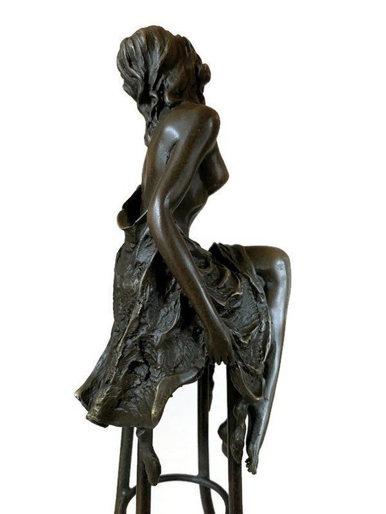 Image 1 of Statue en bronze Femme demi-nue sur tabouret