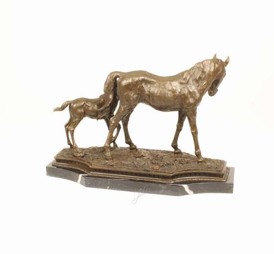 Image 1 of Große Bronzeskulptur einer Stute mit Fohlen auf Marmorsockel, signierte Kunststatue, neu