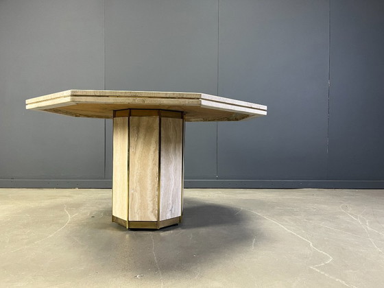 Image 1 of Table à manger octogonale italienne en travertin et laiton des années 1970