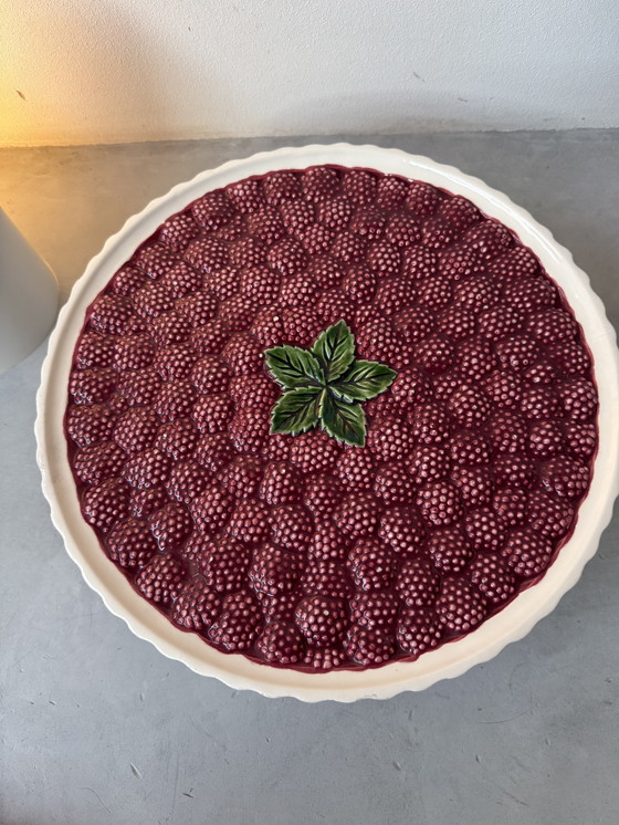 Image 1 of Piatto da portata su piede con rilievo lampone (ceramica)