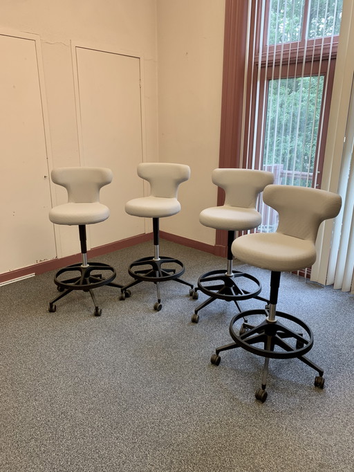 4x Vitra Pivot Hoge Kruk Lichtgrijs