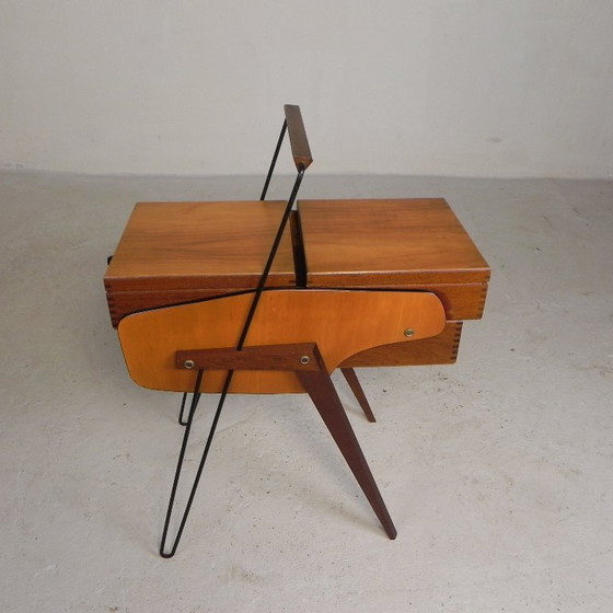 Image 1 of Coffre à couture vintage, coffre de rangement pliable à pieds inclinés, années 1950