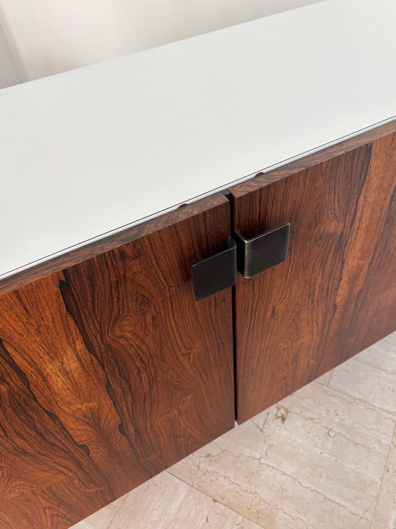 Credenza in formica bianca e legno scuro, Italia, anni '60 – Credenze con vetrina, Metallo (photo 9 of 19)