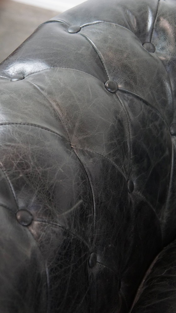 Image 1 of 2 x Ruime zwarte chesterfield fauteuil van generfd rundleer