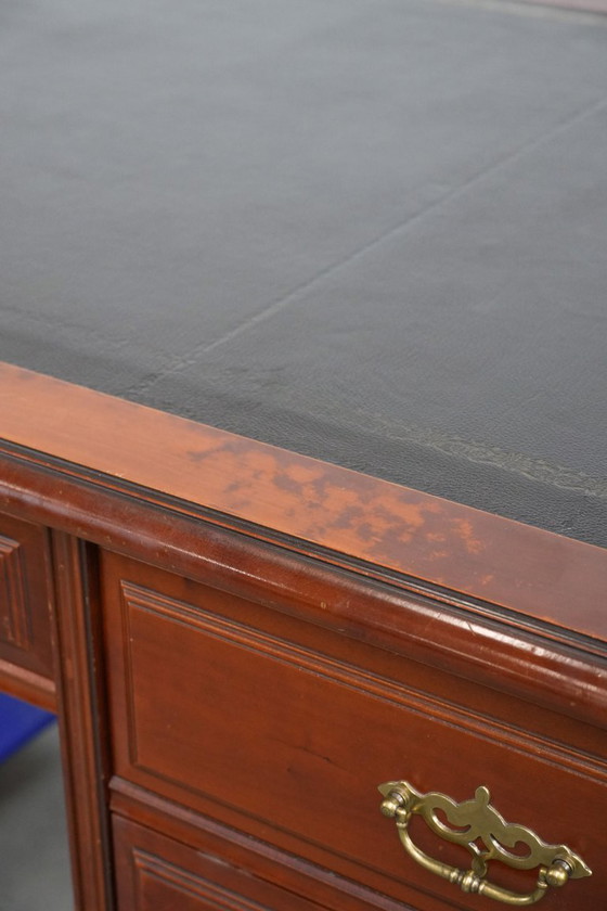 Image 1 of Klassischer Chesterfield-Schreibtisch/Partnerschreibtisch im englischen Stil mit schwarzer Lederplatte