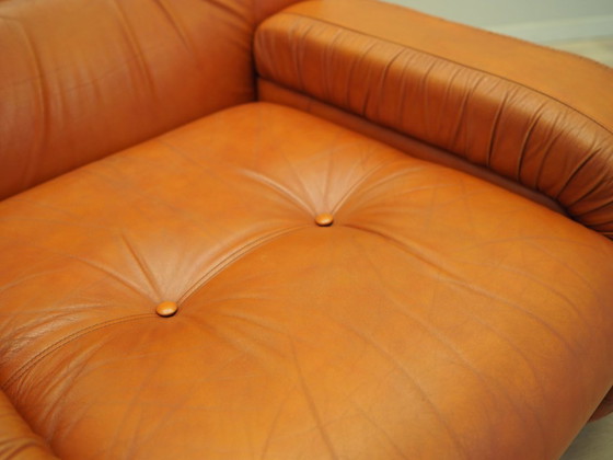 Image 1 of Fauteuil rouge, design danois, années 1970, production : Danemark