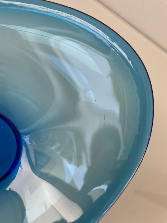 Image 1 of Cuenco de vidrio azul soplado a mano con diseño